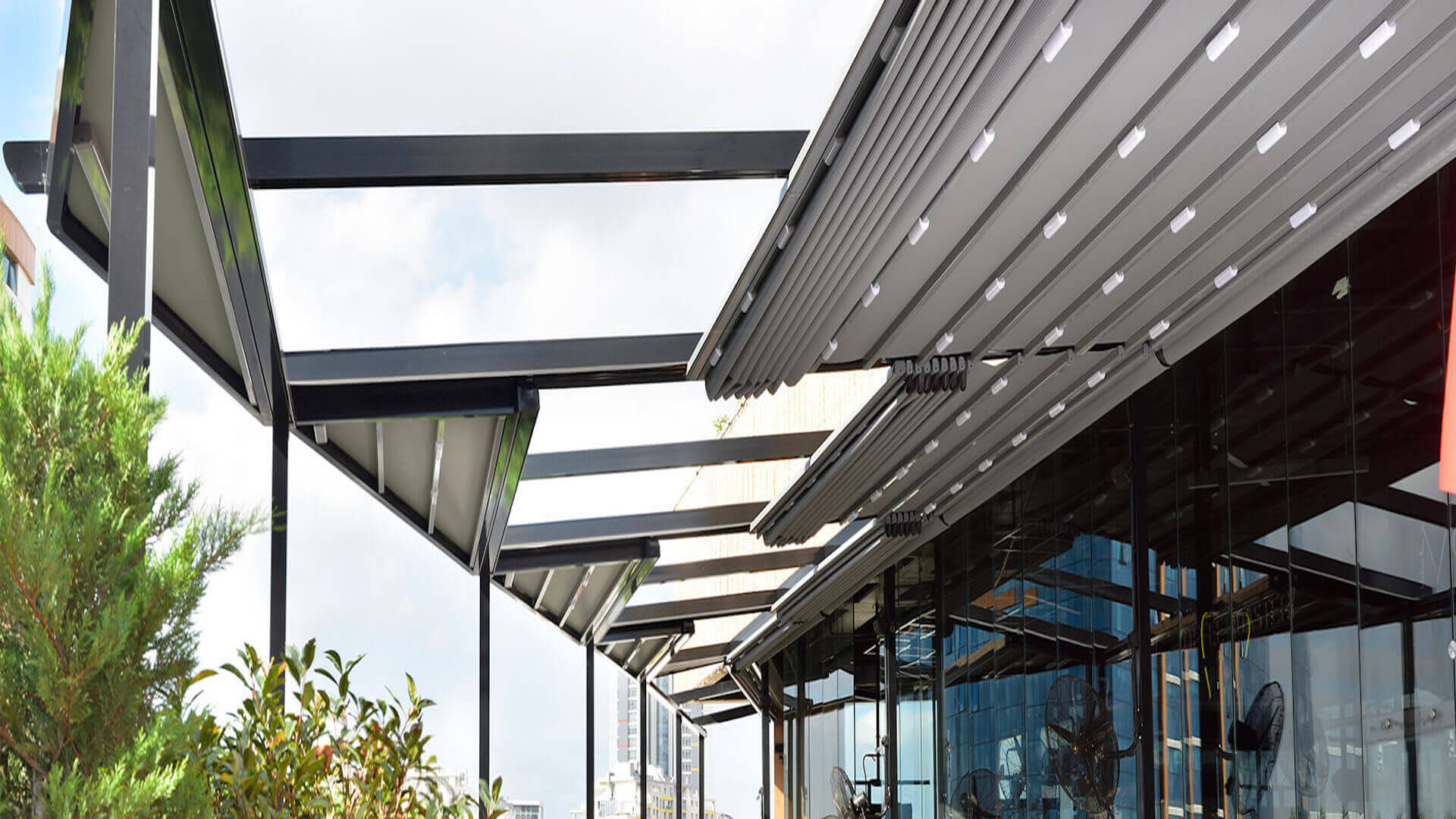 Eskişehir Pergola Tente Sistemleri Eskişehir Pergola Tente Sistemleri, Pergola Tente genellikle bahçe, teras, restoran açık alanları, kafe avluları veya ticari mekanlarda kullanılır.